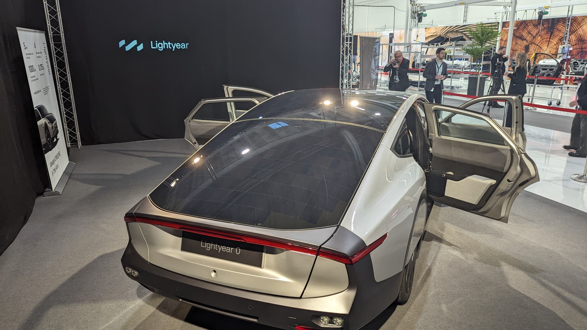 La Lightyear 0 est recouverte de 5 mètres carré de panneaux solaires, du becquet arrière au bout du capot.