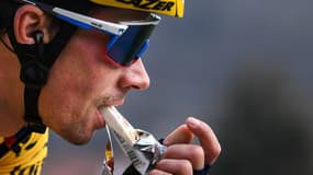 Primoz Roglic en train de s'alimenter sur Paris-Nice, en 2021