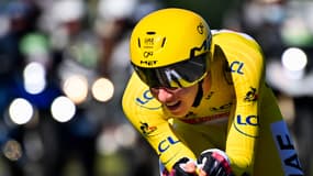 Tadej Pogacar lors d'un contre-la-montre du Tour de France.