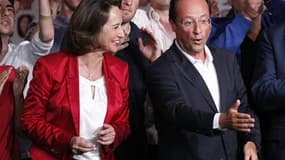Les socialistes François Hollande et Ségolène Royal n'ont pas exclu dimanche le principe d'une "règle d'or" constitutionnelle sur l'équilibre budgétaire mais ont réitéré leur refus de la voter avant le scrutin présidentiel de 2012. /Photo prise le 28 août