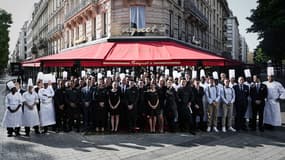 Les employés du Fouquet's devant la brasserie rénovée.