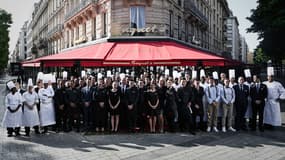 Les employés du Fouquet's devant la brasserie rénovée.