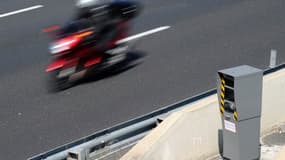 Un motard passe devant un radar sur l'autoroute (image d'illustration)