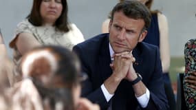 Le président de la République Emmanuel Macron lors de la visite de l'école Menpenti, à Marseille, le 2 juin 2022