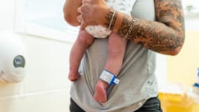 Un bébé malade à l'hôpital de Bry-sur-Marne, dans le Val-de-Marne, le 7 juin 2023 (illustration)