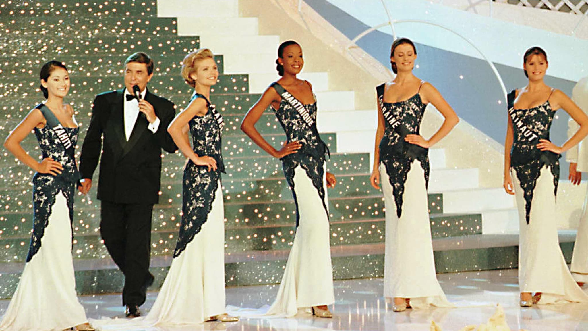 Le concours Miss France 1998, en décembre 1997 à Deauville. Jean-Pierre Foucault au milieu des candidates, dont Sophie Thalmann, élue cette année-là. 