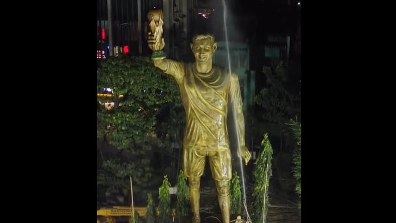 Une oeuvre construite en 40 jours: les images de l'immense statue de Messi pour sa tournée en Inde