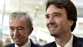 Bernard Arnault (à gauche) et son fils Antoine Arnault (à droite) lors d'une visite d'une usine d'embouteillage de Cognac Hennessy à Salles-d'Angles (Charente), le 18 octobre 2017.