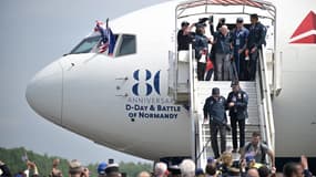 Des vétérans arrivant à l'aéroport de Deauville (Calvados) le 3 juin 2024 avant les célébrations du D-Day.