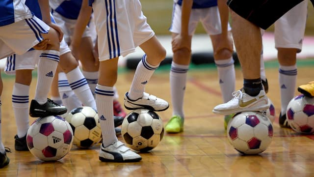 Des enfants jouant au foot (illustration)