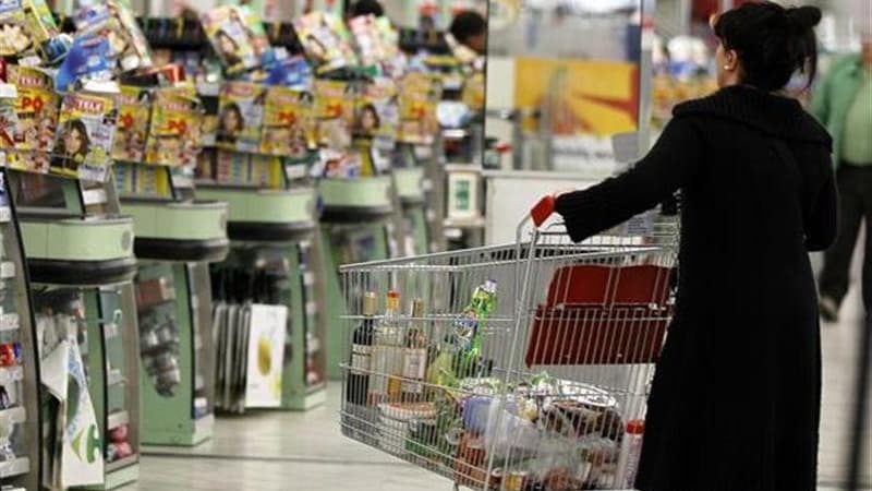 Nicolas Sarkozy annoncera dimanche une hausse de 1,6 point de la TVA pour la porter à 21,2% et un allègement des charges sociales, selon le site internet du Monde. /Photo d'archives/REUTERS/Charles Platiau