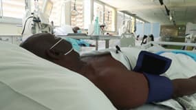 Otman, Mahorais, a été transféré à l'hôpital Saint-Pierre sur l'île de la Réunion après que le cyclone Chido ait frappé Mayotte, le 15 décembre 2024