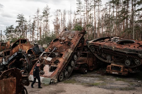 Des véhicules militaires russes détruits à Lyman (Ukraine), photographiés le 5 octobre 2022.