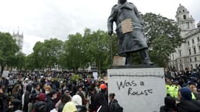 La statue de l'ancien Premier ministre britannique Winston Churchill porte un graffiti assurant qu'il "était un raciste", près du Parlement à Londres le 7 juin 2020