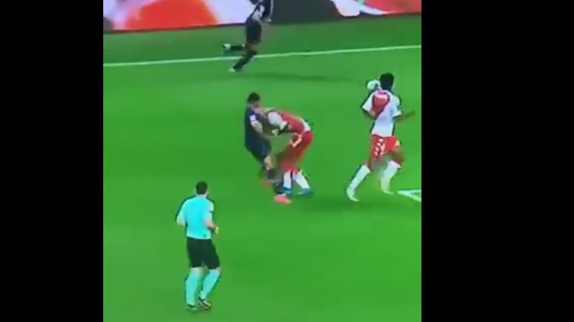 Kylian Mbappé s'emporte contre Axel Disasi lors de PSG-Monaco