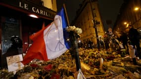 Des bouquets déposés devant le Carillon en hommage aux victimes des attentats du 13 novembre, à Paris, le 20 novembre 2015. 