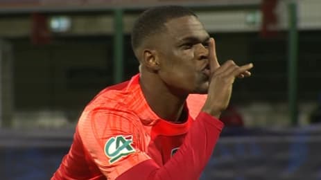 Kabongo, joueur de Rouen, chambre le gardien de Toulouse après avoir inscrit son tir au but en Coupe de France, 21 janvier 2024 Kabongo, joueur de Rouen, chambre le gardien de Toulouse après avoir inscrit son tir au but en Coupe de France, 21 janvier 2024