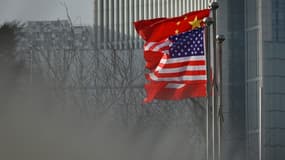 Les drapeaux chinois et américain à l'entrée d'un bâtiment de Pékin en janvier 2020