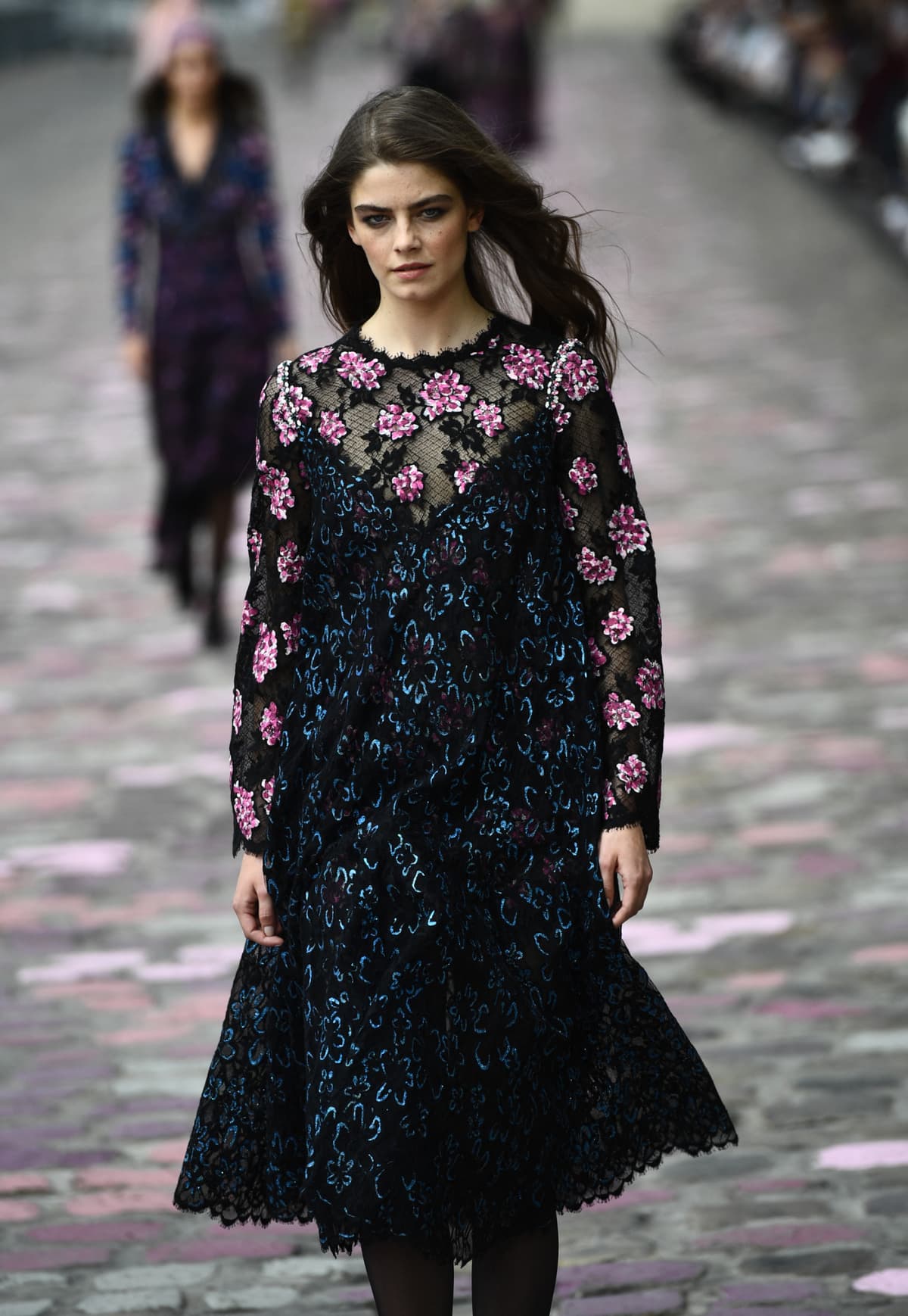 Chanel revisite l'esprit parisien bohème pour son show haute couture ...