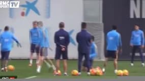 L’énorme tacle de Mascherano sur Suarez à l’entraînement