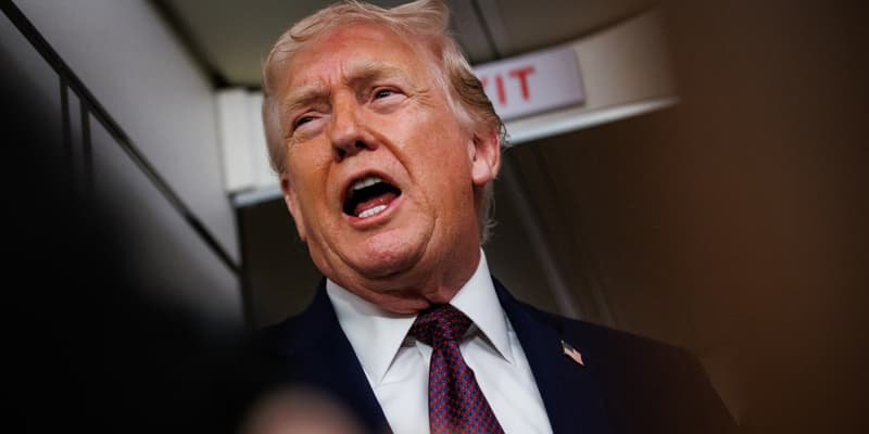 Le président américain Donald Trump répond aux questions des journalistes à bord d'Air Force One le 11 janvier 2026, alors qu'il rentre à la Maison Blanche depuis Palm Beach, en Floride.