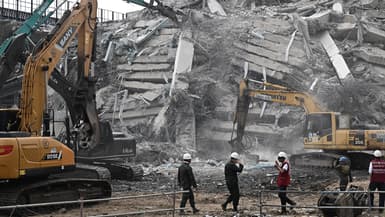 Les secours déblayent les débris, de l'immeuble en construction effondré, deux jours après le séisme en Birmanie, à Bangkok, en Thaïlande, le 30 mars 2025