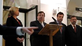 Le Premier ministre irlandais Brian Cowen (au centre) a annoncé lundi que le parlement serait dissous en janvier, après l'adoption le 7 décembre de la loi sur le budget 2011. /Photo prise le 22 novembre 2010/REUTERS/Cathal McNaughton