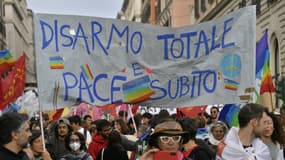 Des personnes défilent le 5 novembre 2022 à Rome lors d'une manifestation nationale pour la paix, pour demander l'interdiction de toutes les armes nucléaires, la solidarité avec le peuple ukrainien et les victimes de toutes les guerres.