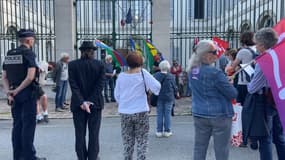 Ils étaient une vingtaine à se réunir devant la préfeture ce mercredi.
