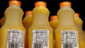 Des bouteilles de jus d'orange - Image s'illustration 