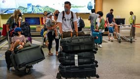 Des passagers arrivent à l'aéroport de Kuala Lumpur en Malaisie après que le pays a assoupli ses restrictions de voyage liées au Covid-19.  (Septembre 2021)