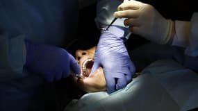 Le dentiste aurait volontairement abimé des dents pour pouvoir les réparer.
