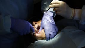 Le dentiste aurait volontairement abimé des dents pour pouvoir les réparer.