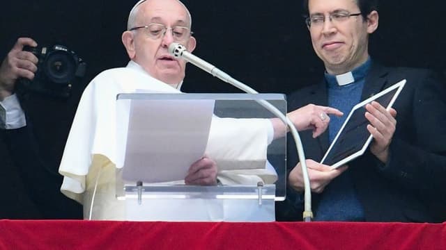 Le pape explique aux fidèles comment se connecter à clicktopray.org grâce à une tablette.