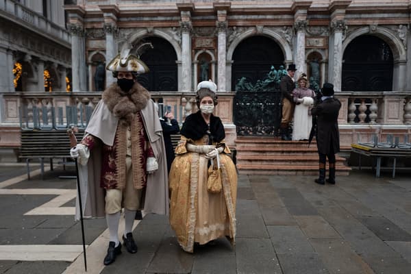 Un couple en costumes baroques pour le carnaval de Venise, le 6 février 2021