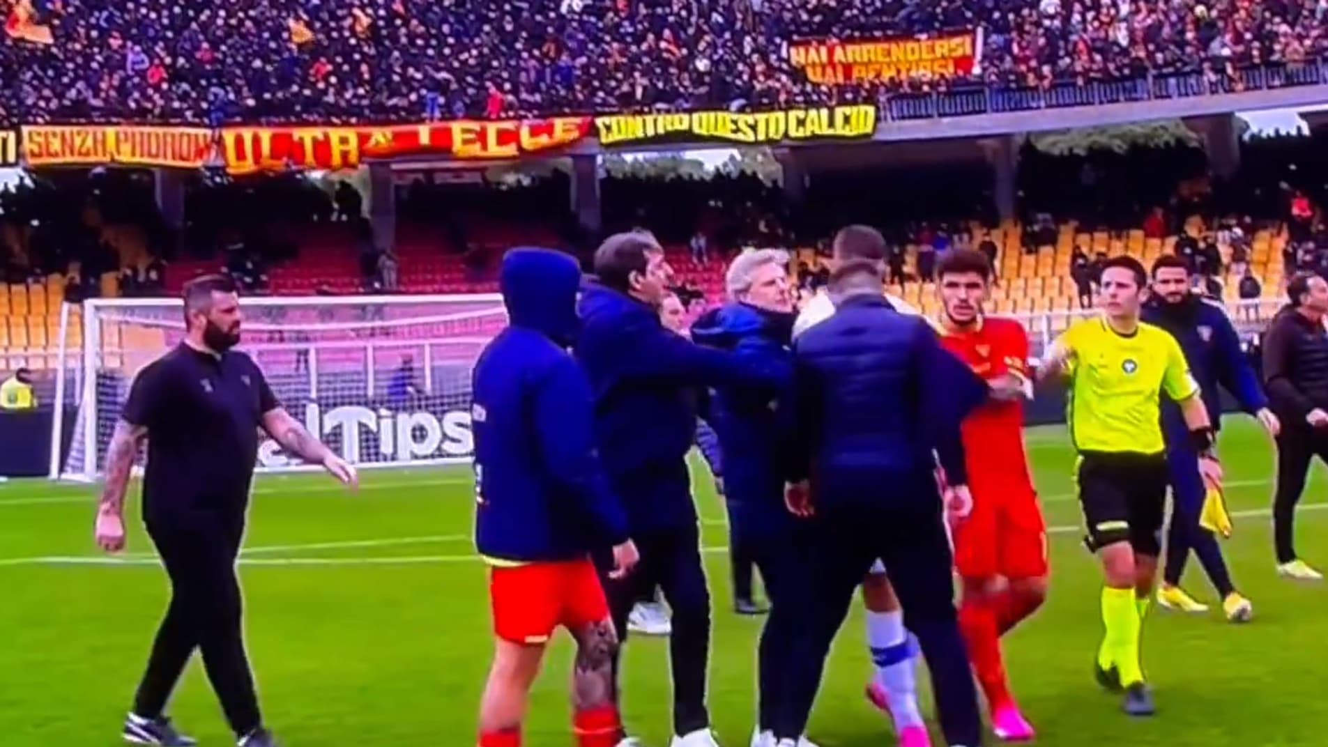L'entraîneur de Lecce assène un coup de tête à un joueur de Vérone, le 10 mars 2024