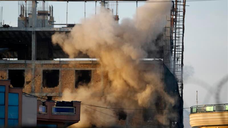 Explosion sur un site de construction où des combats ont opposé des hommes armés retranchés dans un immeuble et les forces de sécurité afghanes. Les combats qui opposaient depuis dimanche des insurgés et les forces de sécurité afghanes dans le quartier de