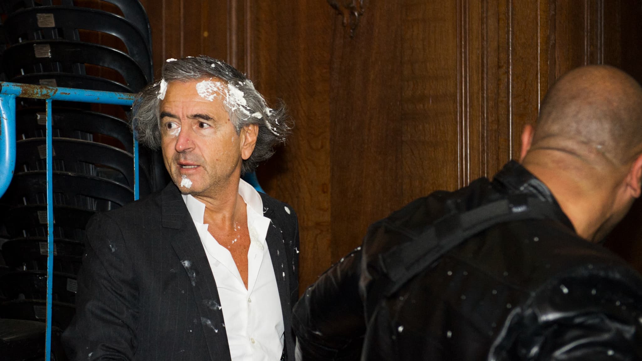 Bernard-Henri Lévy après avoir été entarté par Noël Godin le 30 mai 2015 à Namur, en Belgique. Bernard-Henri Lévy après avoir été entarté par Noël Godin le 30 mai 2015 à Namur, en Belgique.