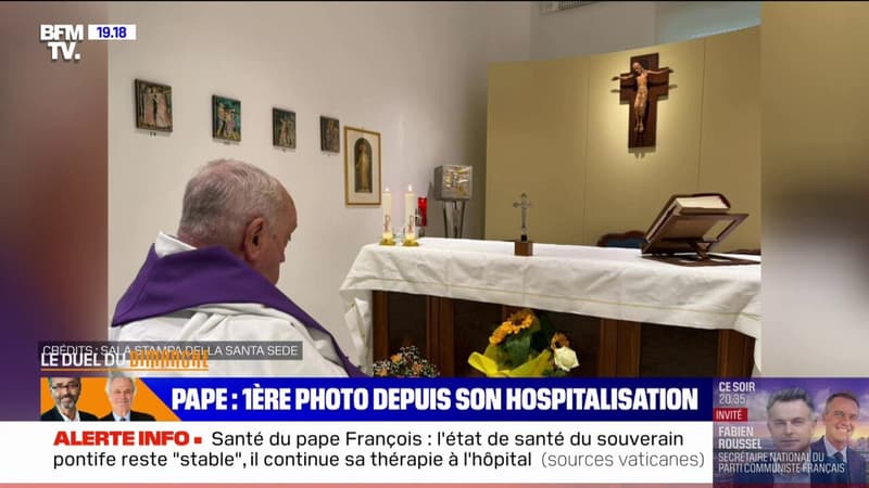 Le Vatican publie une photo du pape François, en train de prier dans la chappelle de l'hôpital où il est soigné