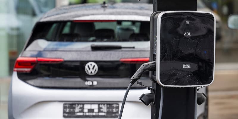 Un boîtier de recharge pour voitures électriques est photographié chez un concessionnaire automobile Moller Bil Volkswagen à proximité d'Oslo, la capitale norvégienne, le 25 septembre 2024. 