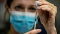 Une infirmière prépare une dose de vaccin Pfizer-BioNTech lors d'une campagne de vaccination contre le coronavirus à l'hôpital de la Croix Rousse à Lyon en France le 6 janvier 2021