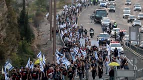 Des proches des otages israéliens détenus par le Hamas marchent vers Jérusalem pour appeler à leur libération, le 17 novembre 2023.