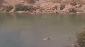 Le lac de "Gafsa Beach", dans le sud de la Tunise, attire une foule de baigneurs.