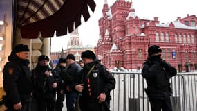 Des policiers russes sur la place rouge à Moscou le 15 mars 2024