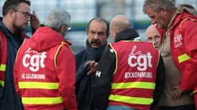 Le secrétaire général de la CGT Philippe Martinez (c) à la raffinerie ExxonMobil de Gravenchon, le 12 octobre 2022 à Port-Jérôme, en Seine-Maritime