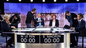 Marine Le Pen et Emmanuel Macron pendant le débat de l'entre deux tours de la présidentielle de 2017, avec les présentateurs et journalistes Christophe Jakubyszyn et Nathalie de Saint Cricq.
