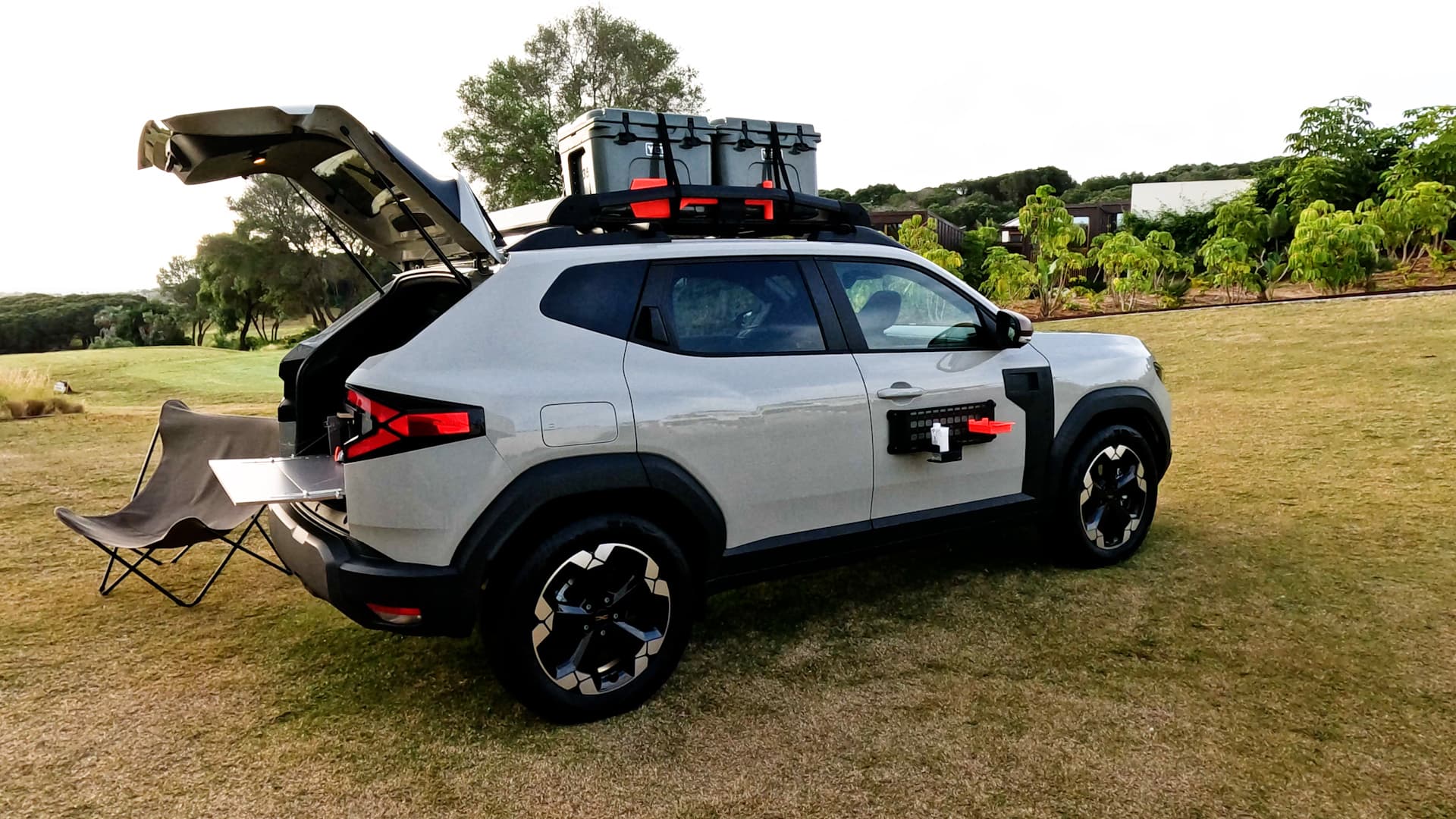 Dacia propose un pack "Sleep" pour pouvoir installer un matelas 2-places dans l'habitacle. Dacia propose un pack "Sleep" pour pouvoir installer un matelas 2-places dans l'habitacle.