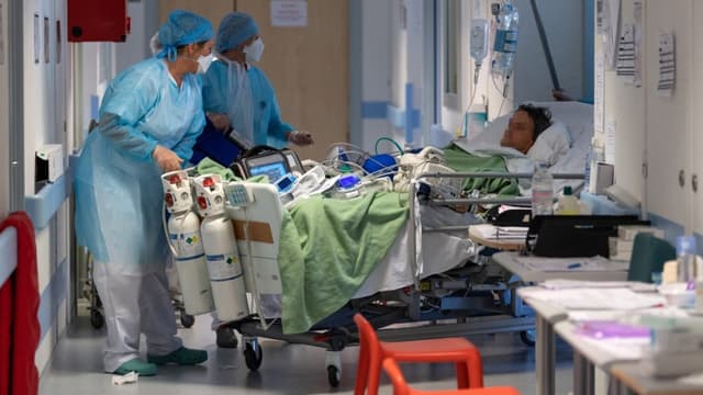 Médecins d'une unité de post-réanimation respiratoire accueillant des malades du Covid-19 (illustration)