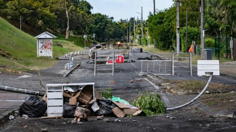 Un barrage sur une route du quartier de Jacaranda, le 2 juin 2024 à Dumbéa, en Nouvelle-Calédonie