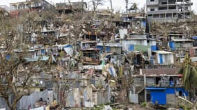 Des maisons endommagées dans la ville de Mamoudzou sur l'archipel français de Mayotte dans l'océan Indien, après que le passage du cyclone Chido, le 22 décembre 2024